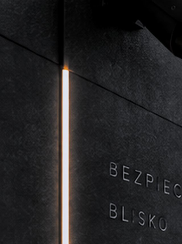 Listwa LED i kamera na betonowej elewacji