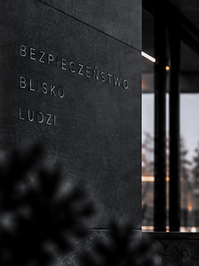 Wejście do budynku z kamerą nad drzwiami